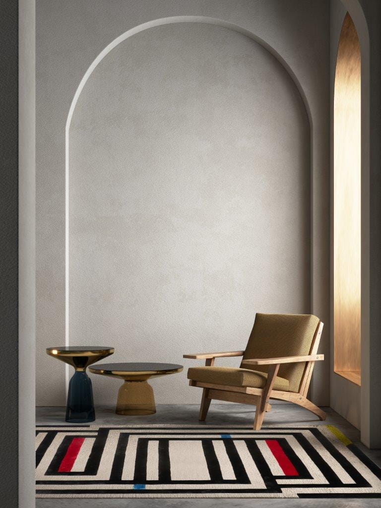 Nowoczesny dywan w pasy czarno-czerwono-białe w minimalistycznym salonie z łukowym wnękowaniem i drewnianym fotelem