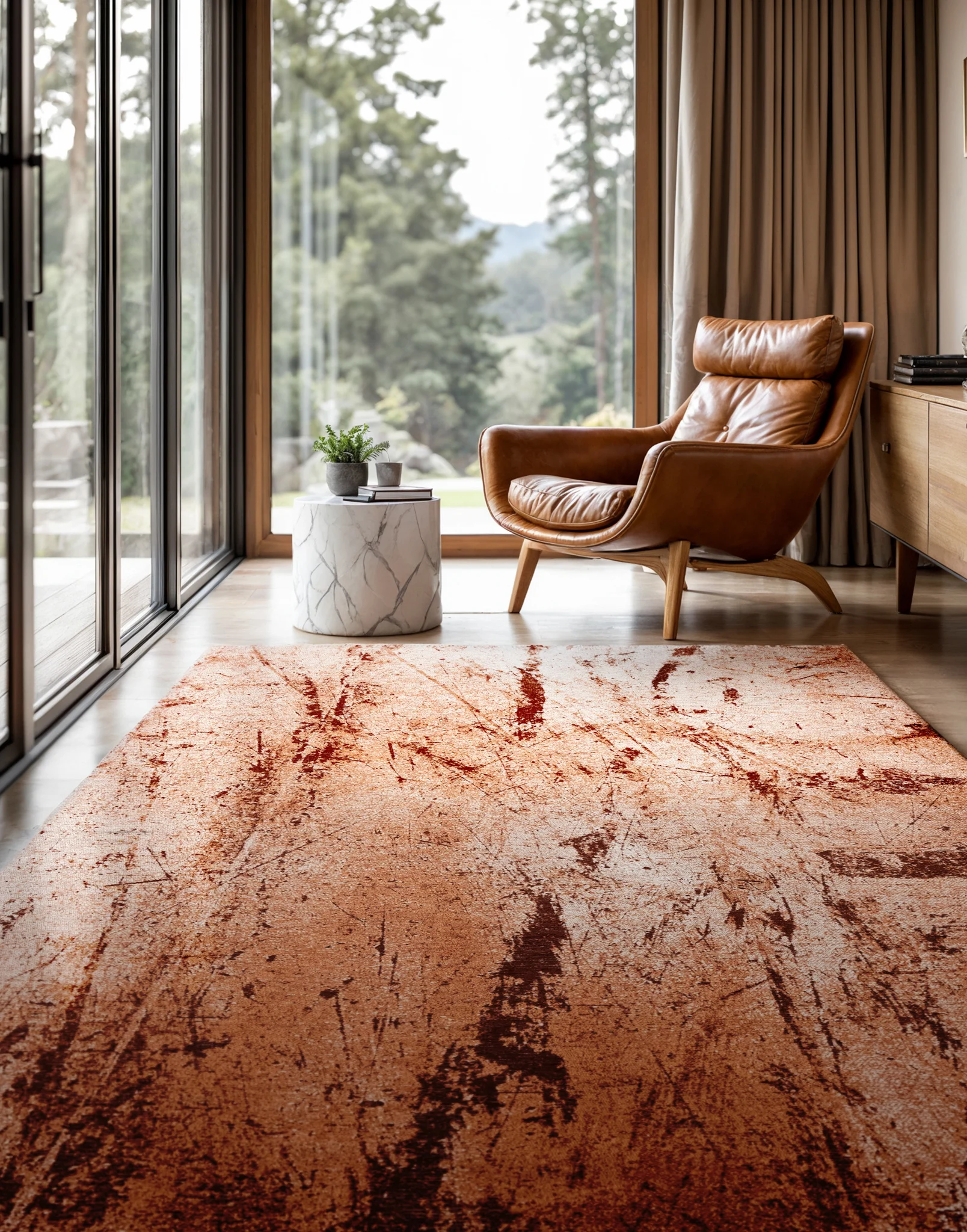 Rdzawy nowoczesny dywan z efektem przetarcia w przytulnym salonie z dużymi oknami i skórzanym fotelem